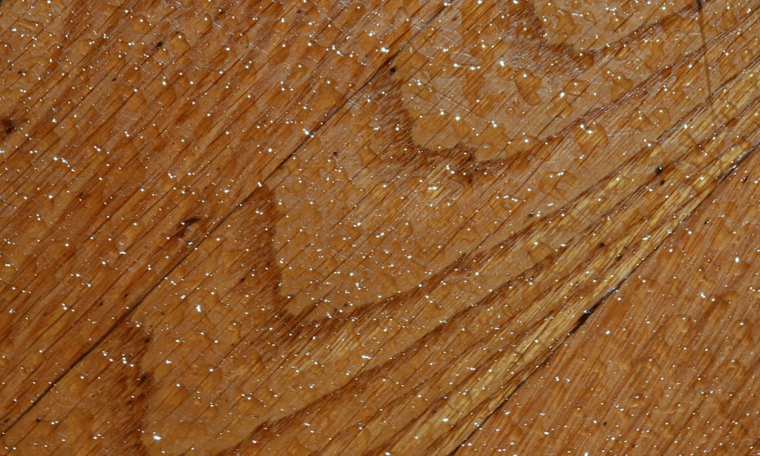 Tratamiento de Madera de Palet para Exterior: Aceite de Linaza vs Barniz